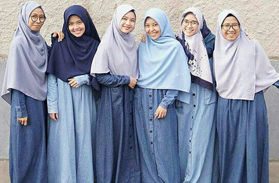 kebaya warna denim cocok dengan jilbab warna apa 